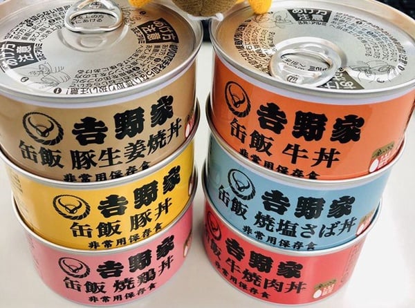 放3年也不會壞的丼飯！日本吉野家推「丼飯罐頭」，網友笑歪：也太像狗罐頭了吧！