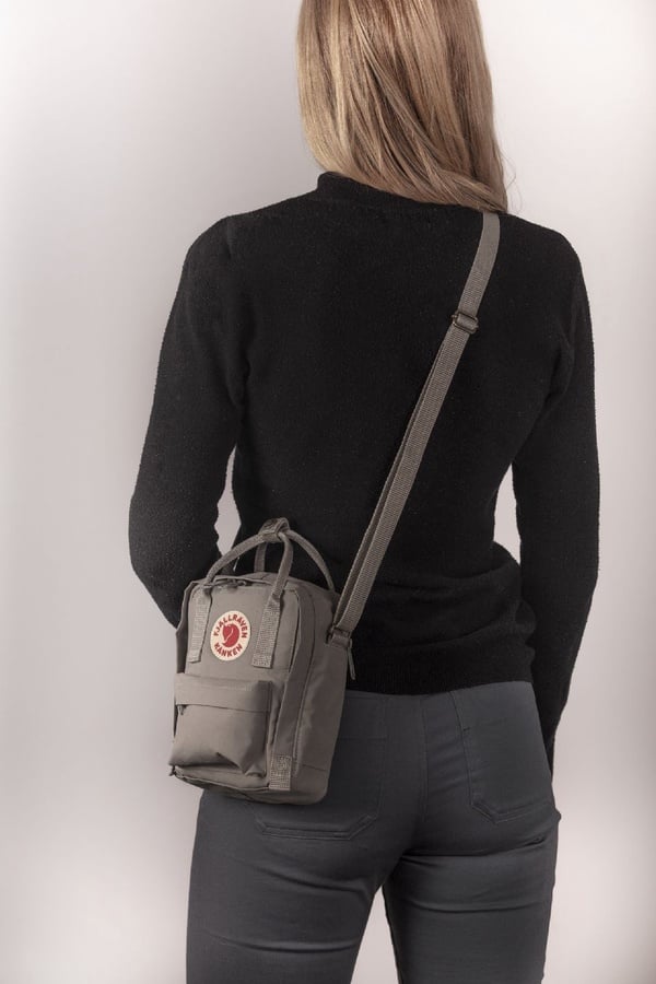 狐狸背包家族「最迷你」成員誕生！Fjällräven推出Kånken Sling，剛好一個iPad的大小，側背起來超可愛～