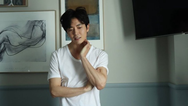 穿白T讓人無法招架的9位男神！金材昱慵懶、孔劉清爽，每一位都想擁有