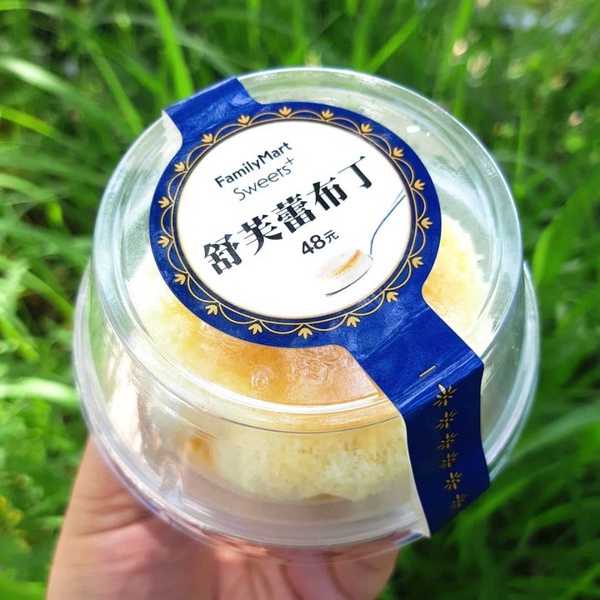 日本超夯的「舒芙蕾布丁」全家也有了！苦甜的焦糖布丁配上蓬鬆的舒芙蕾，在台灣就可以吃到！