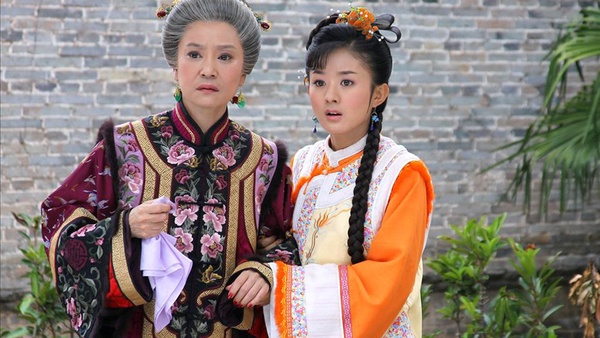 回歸趙麗穎在《新還珠格格》的10個造型！盛世美顏駕馭奇葩妝髮