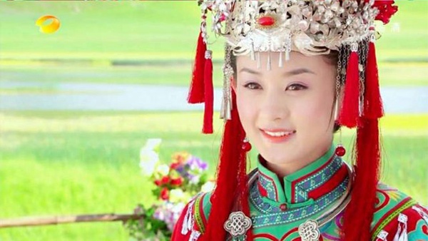 回歸趙麗穎在《新還珠格格》的10個造型！盛世美顏駕馭奇葩妝髮