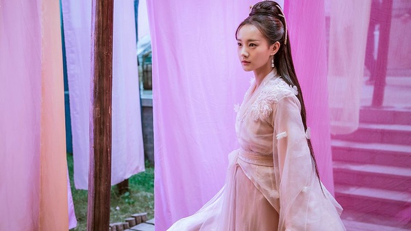 曾是趙麗穎替身！李一桐如今合作鄧倫、楊洋多位男神，22張古裝美照成新晉女神
