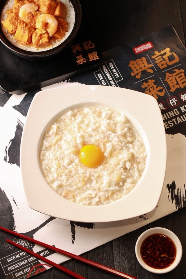 道地港式煲仔飯「陳興發興記菜館」推出夏日新菜色，「麻婆豆腐煲仔飯」、「炸仔小饅頭」都是必點！