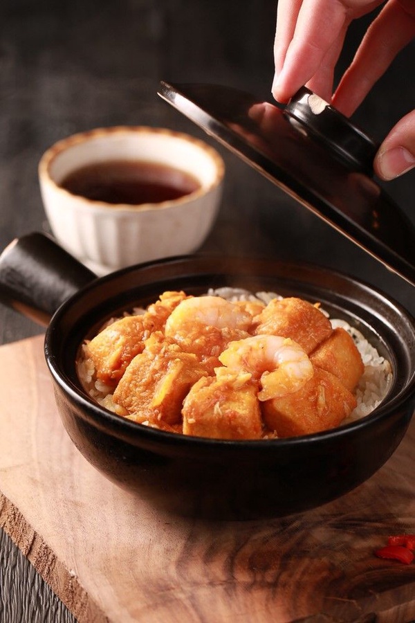 道地港式煲仔飯「陳興發興記菜館」推出夏日新菜色，「麻婆豆腐煲仔飯」、「炸仔小饅頭」都是必點！