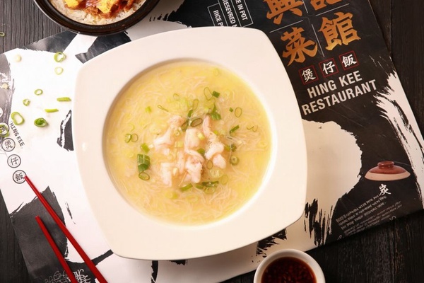 道地港式煲仔飯「陳興發興記菜館」推出夏日新菜色，「麻婆豆腐煲仔飯」、「炸仔小饅頭」都是必點！