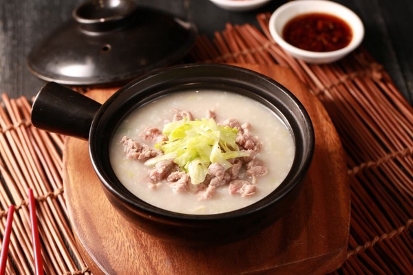 道地港式煲仔飯「陳興發興記菜館」推出夏日新菜色，「麻婆豆腐煲仔飯」、「炸仔小饅頭」都是必點！