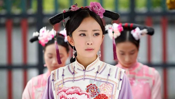 回顧楊冪《宮鎖心玉》15個造型！從小宮女~霸氣福晉，奇葩裝髮只有她能駕馭