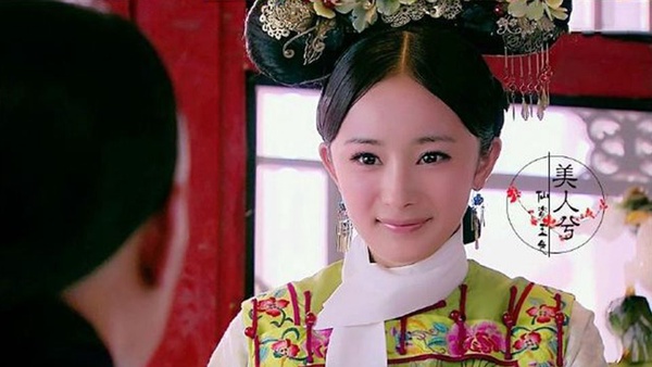 回顧楊冪《宮鎖心玉》15個造型！從小宮女~霸氣福晉，奇葩裝髮只有她能駕馭