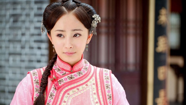 回顧楊冪《宮鎖心玉》15個造型！從小宮女~霸氣福晉，奇葩裝髮只有她能駕馭