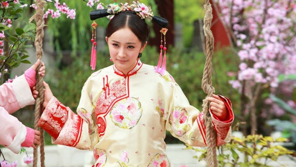 回顧楊冪《宮鎖心玉》15個造型！從小宮女~霸氣福晉，奇葩裝髮只有她能駕馭