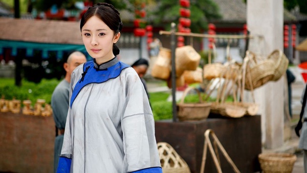 回顧楊冪《宮鎖心玉》15個造型！從小宮女~霸氣福晉，奇葩裝髮只有她能駕馭