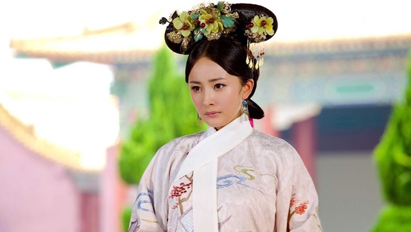 回顧楊冪《宮鎖心玉》15個造型！從小宮女~霸氣福晉，奇葩裝髮只有她能駕馭