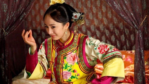 回顧楊冪《宮鎖心玉》15個造型！從小宮女~霸氣福晉，奇葩裝髮只有她能駕馭
