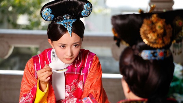 回顧楊冪《宮鎖心玉》15個造型！從小宮女~霸氣福晉，奇葩裝髮只有她能駕馭
