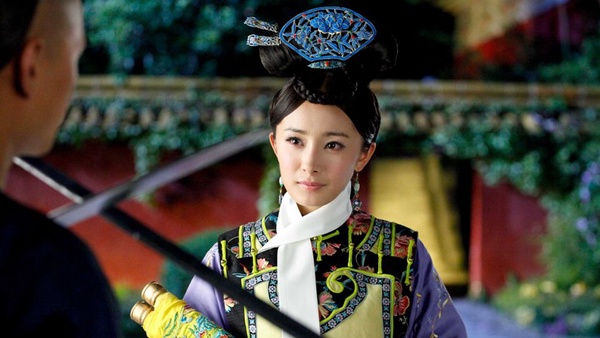 回顧楊冪《宮鎖心玉》15個造型！從小宮女~霸氣福晉，奇葩裝髮只有她能駕馭