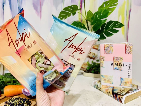 話題乾拌麵再加一！吳姍儒打造超美五彩麵條「Ambi小情人麵」榮登餐桌上最好拍！