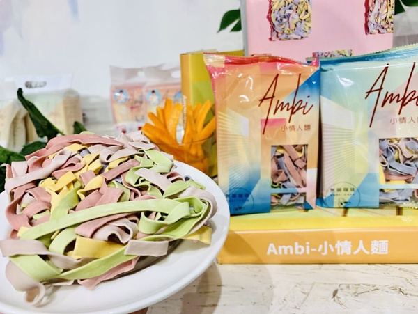話題乾拌麵再加一！吳姍儒打造超美五彩麵條「Ambi小情人麵」榮登餐桌上最好拍！