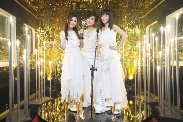 SHE睽違7年再度登金曲舞台，2002-2019歷年金曲紅毯造型盤點！