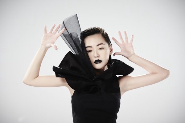 唇色發黑中毒惹？女星就愛搶眼深色唇