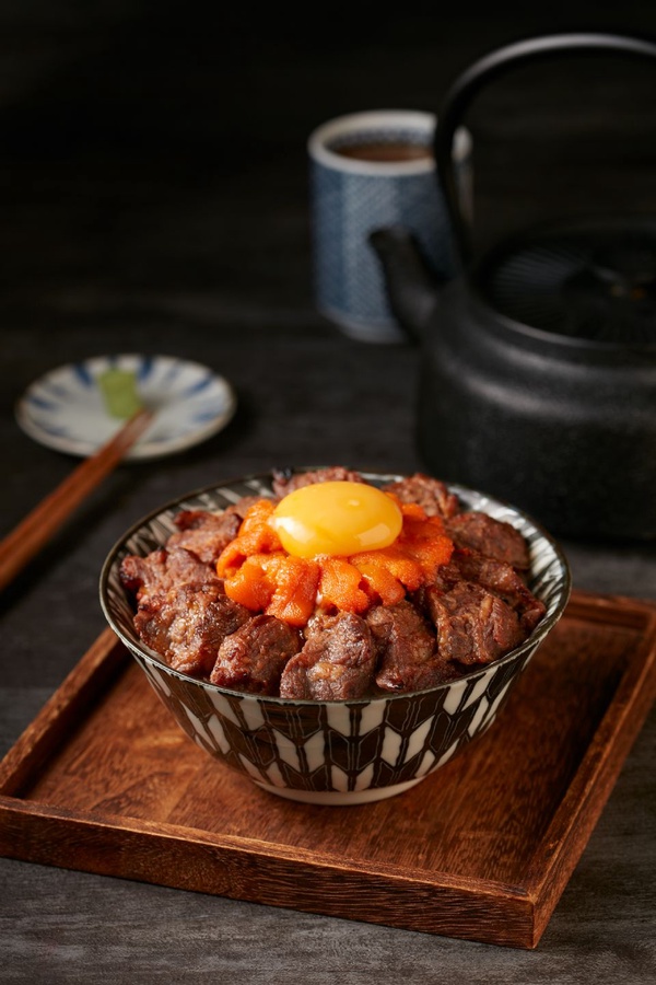 史上最強丼飯「開丼」推出「海膽X燒肉」，膽固醇算什麼，這一碗超澎派海鮮丼飯絕對要吃啊！