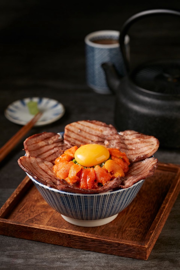 史上最強丼飯「開丼」推出「海膽X燒肉」，膽固醇算什麼，這一碗超澎派海鮮丼飯絕對要吃啊！