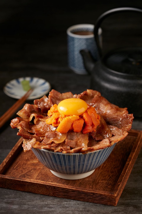 史上最強丼飯「開丼」推出「海膽X燒肉」，膽固醇算什麼，這一碗超澎派海鮮丼飯絕對要吃啊！