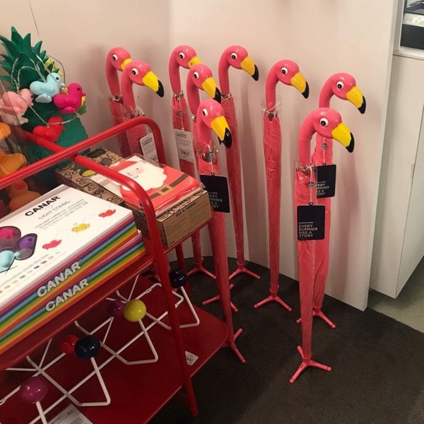文創商品「紅鶴雨傘」韓國夯爆!紅鶴傘柄造型還有三隻腳立架,下雨天撐著它,讓你成為全場焦點!