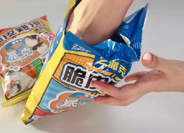 混搭新品又來了！全家便利商店推「派克脆皮雞排餅乾」、「老楊方塊鹹蛋黃乾拌麵」，超強跨界聯名必吃！