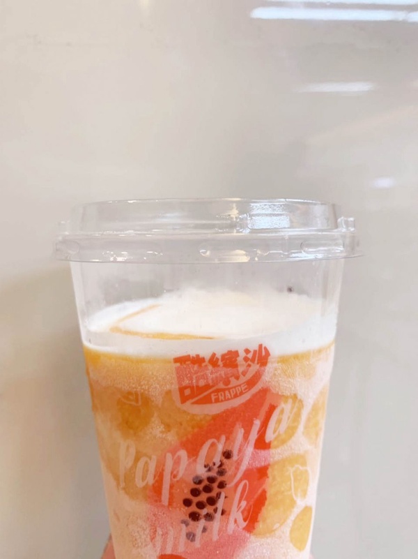 全家推出「木瓜酷繽沙」！冰冰涼涼的木瓜牛奶做成冰沙，絕對是夏天消暑的好味道～