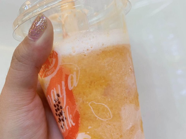 全家推出「木瓜酷繽沙」！冰冰涼涼的木瓜牛奶做成冰沙，絕對是夏天消暑的好味道～
