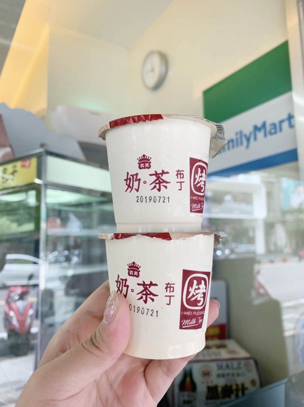 「義美奶茶烤布丁」就在全家！綿密的布丁配上奶茶味，今天下午茶就來點不一樣的吧～