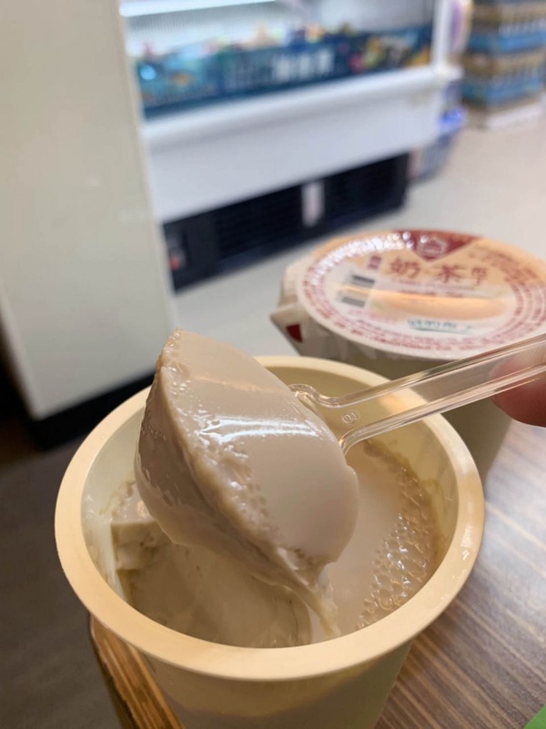「義美奶茶烤布丁」就在全家！綿密的布丁配上奶茶味，今天下午茶就來點不一樣的吧～