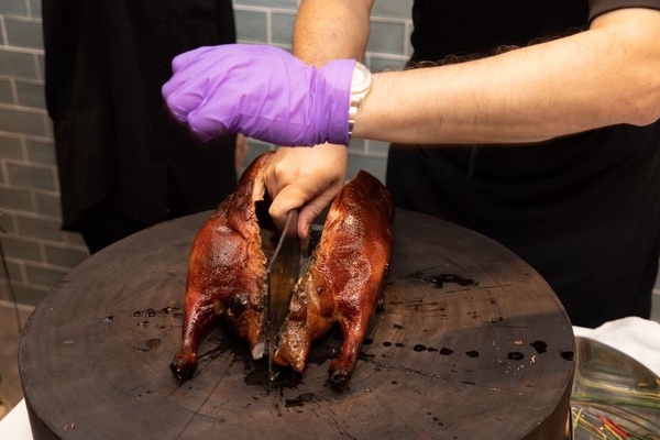 「金鳳錦燒鵝」吃得到正宗港式燒鵝，還有招牌的港式珍珠奶茶絕對要點！