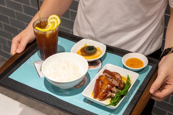 「金鳳錦燒鵝」吃得到正宗港式燒鵝，還有招牌的港式珍珠奶茶絕對要點！