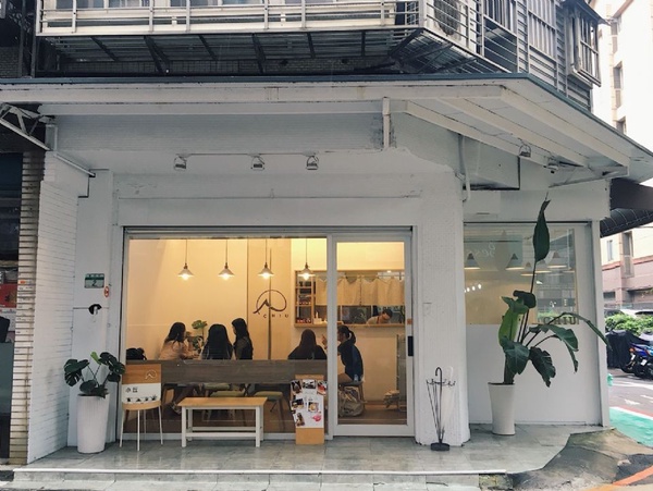 誰說日式冰店不能賣咖哩！極簡風IG名店「小丘Chiu」招牌美味「鳥巢咖哩、炙燒抹茶刨冰」人氣必嚐！