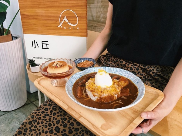 誰說日式冰店不能賣咖哩！極簡風IG名店「小丘Chiu」招牌美味「鳥巢咖哩、炙燒抹茶刨冰」人氣必嚐！