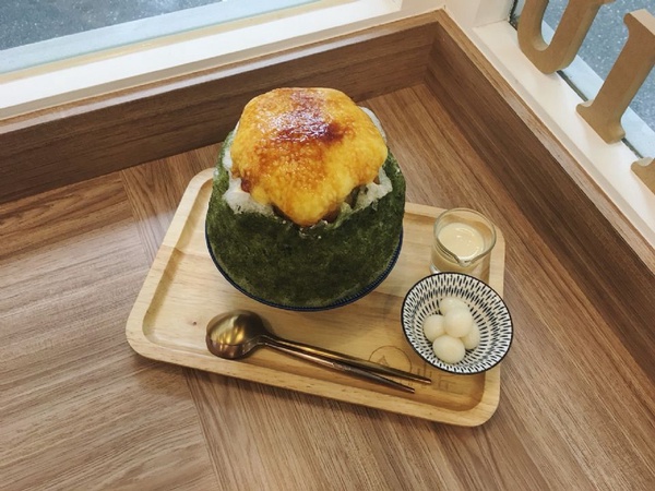 誰說日式冰店不能賣咖哩！極簡風IG名店「小丘Chiu」招牌美味「鳥巢咖哩、炙燒抹茶刨冰」人氣必嚐！