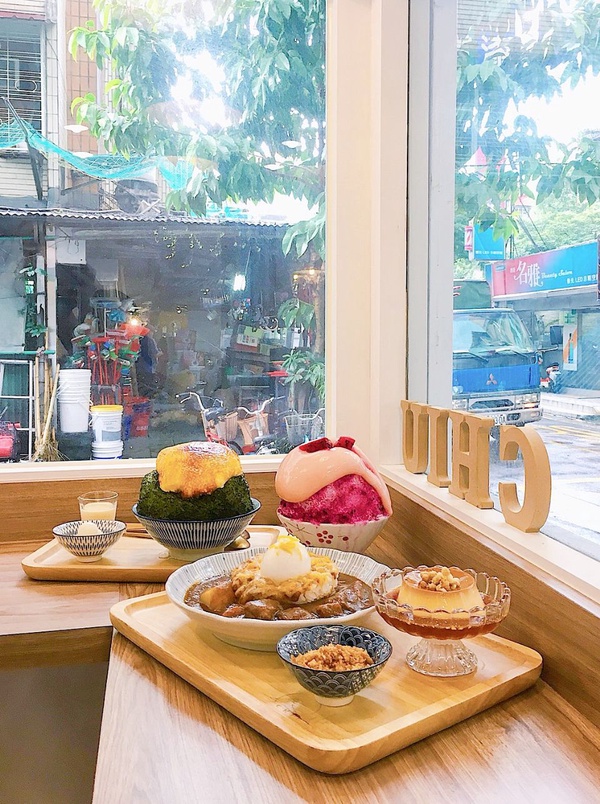誰說日式冰店不能賣咖哩！極簡風IG名店「小丘Chiu」招牌美味「鳥巢咖哩、炙燒抹茶刨冰」人氣必嚐！