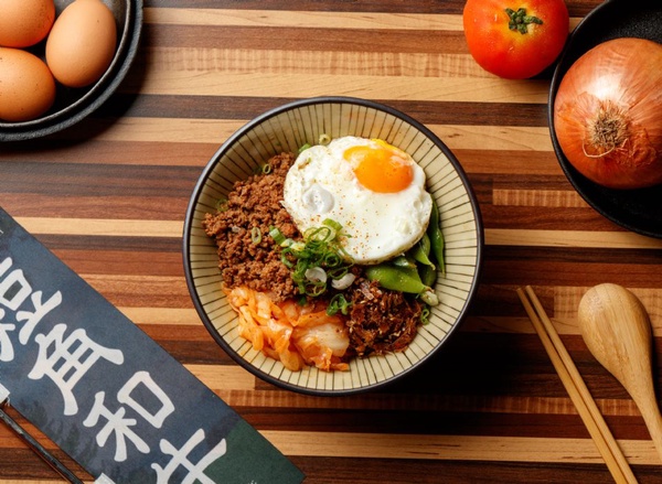 這一碗一定要吃！「玖牛餓虎」招牌和牛滷肉飯搭和牛漢堡排，平價版高級美食絕對別錯過！