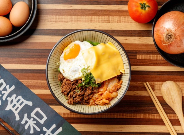 這一碗一定要吃！「玖牛餓虎」招牌和牛滷肉飯搭和牛漢堡排，平價版高級美食絕對別錯過！