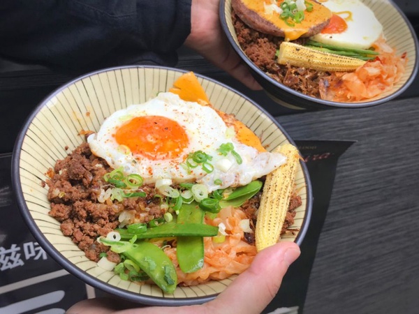 這一碗一定要吃！「玖牛餓虎」招牌和牛滷肉飯搭和牛漢堡排，平價版高級美食絕對別錯過！