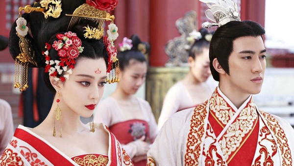 回顧范冰冰、李晨定情作《武媚娘傳奇》！15套造型少女~女帝，光頭、老妝都能駕馭