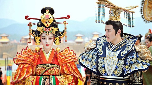 回顧范冰冰、李晨定情作《武媚娘傳奇》！15套造型少女~女帝，光頭、老妝都能駕馭
