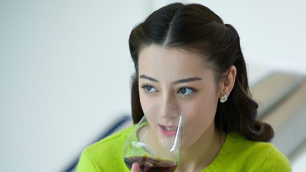 最勵志「女追男」典範！迪麗熱巴10部戲都在倒追，三次搭檔張彬彬都沒在一起
