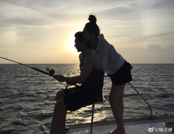 楊丞琳、李榮浩領證結婚啦！結婚證件照笑開花甜到爆～五年戀情大回顧，原來他們是這樣交往的！