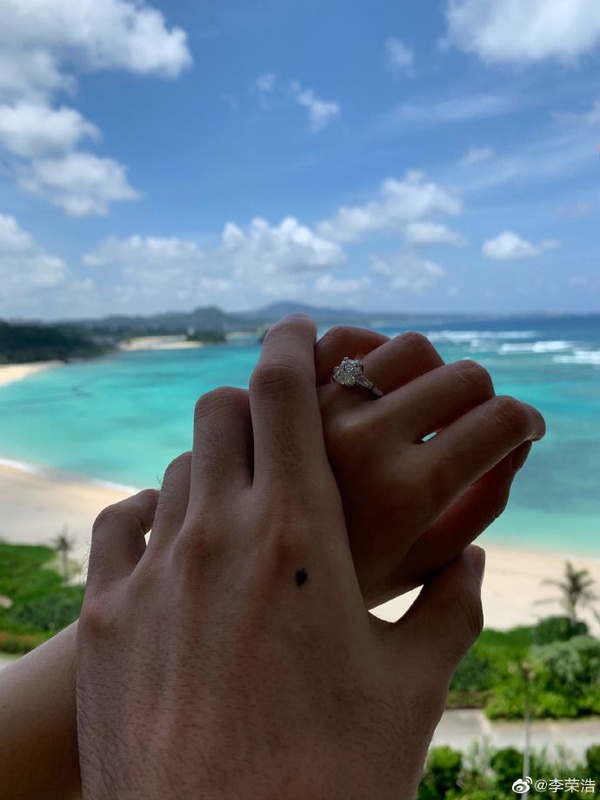 楊丞琳、李榮浩領證結婚啦！結婚證件照笑開花甜到爆～五年戀情大回顧，原來他們是這樣交往的！