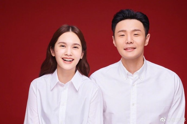 楊丞琳、李榮浩領證結婚啦！結婚證件照笑開花甜到爆～五年戀情大回顧，原來他們是這樣交往的！