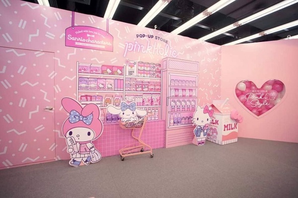 Hello Kitty快閃店進攻新竹！粉嫩佈景＆45周年紀念娃娃，今年暑假絕對不能錯過～
