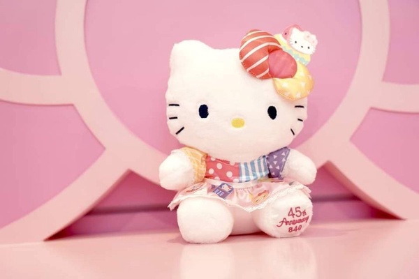 Hello Kitty快閃店進攻新竹！粉嫩佈景＆45周年紀念娃娃，今年暑假絕對不能錯過～